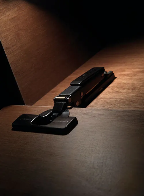 Bisagra negra sobre una superficie de madera