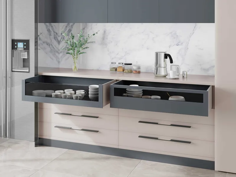 Cocina con cajones abiertos y herrajes ALK