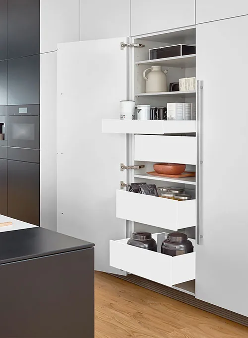Columna de cocina con cajones extraíbles abiertos